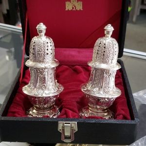 Salt and pepper shackers